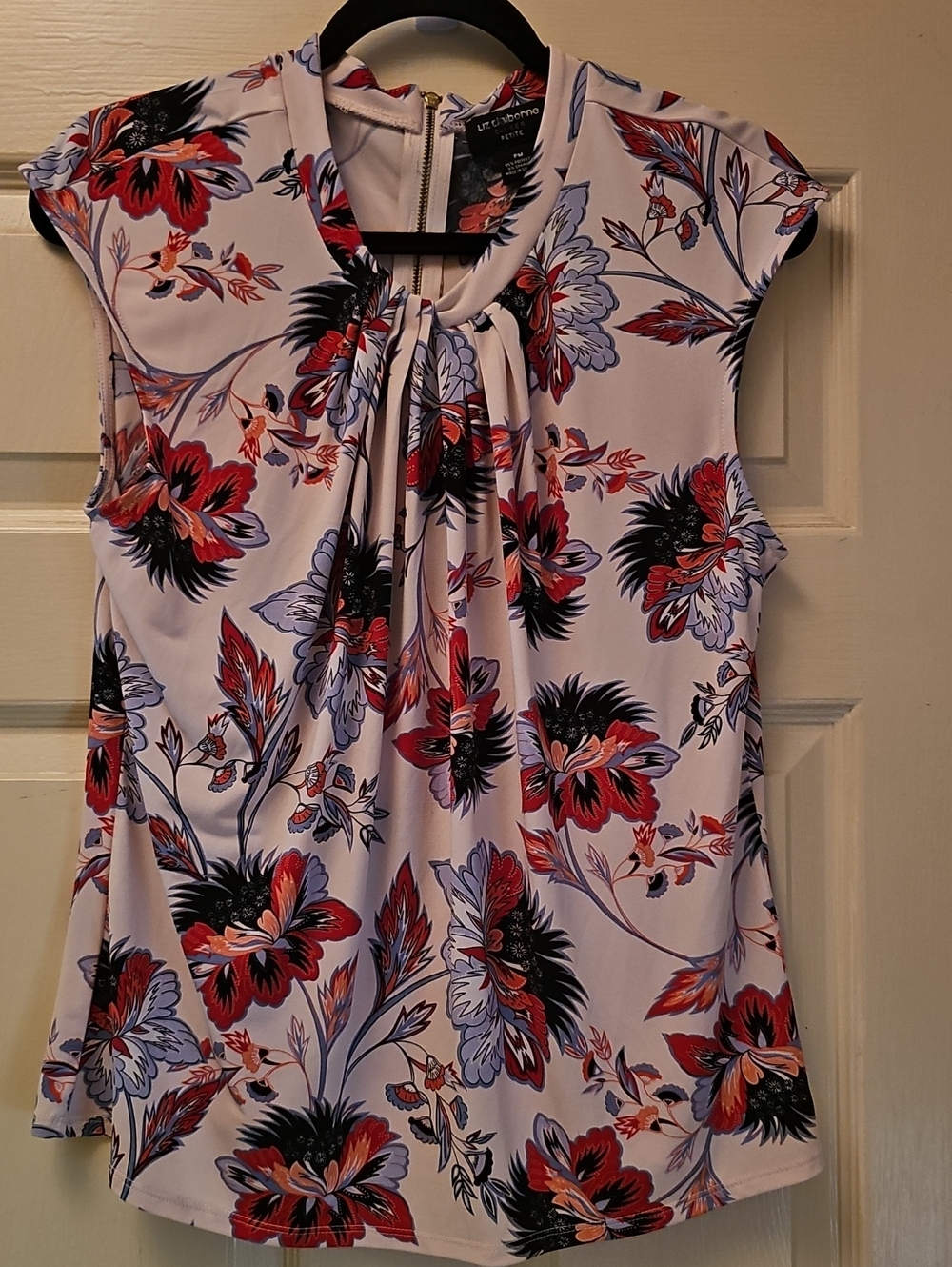 Liz Claiborne Lush Floral Sleeveless Blouse in Lavender with Red & Black Print